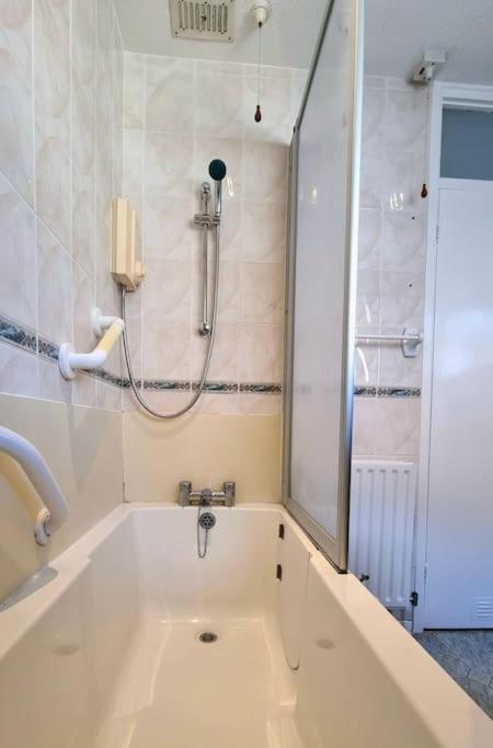 Spacious 2 Bed Bungalow Enfield Esterno foto