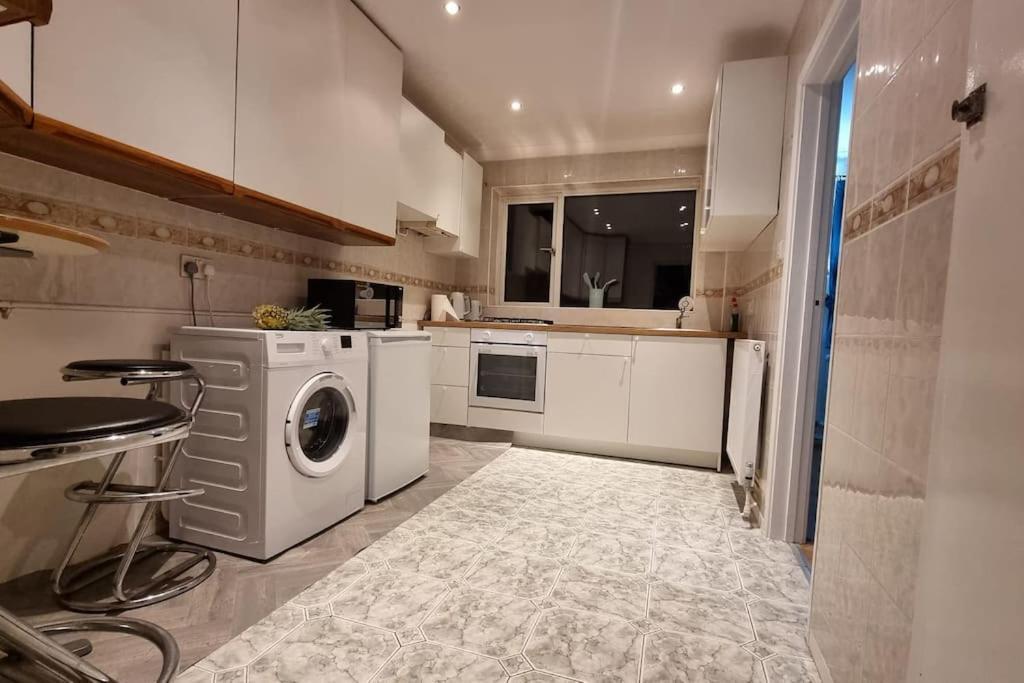 Spacious 2 Bed Bungalow Enfield Esterno foto