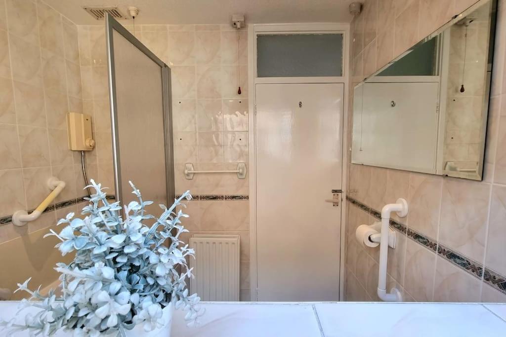 Spacious 2 Bed Bungalow Enfield Esterno foto